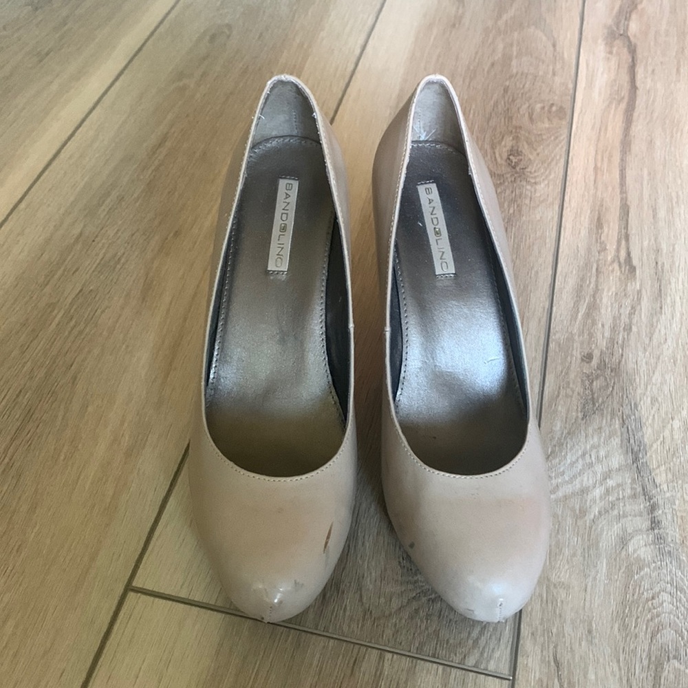 Tan patent leather Bandolino heels